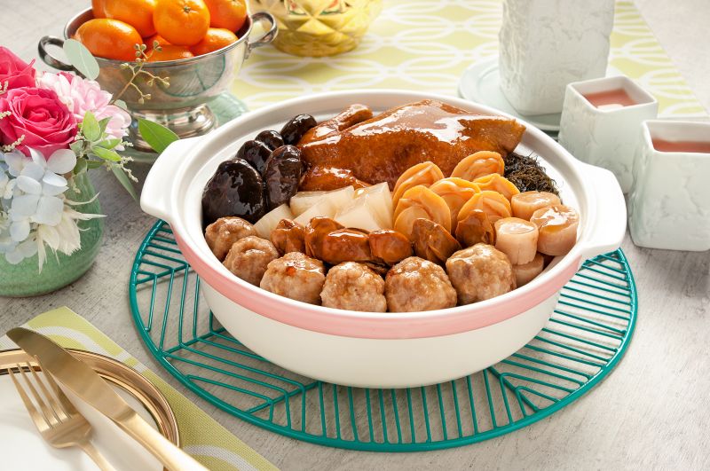 braised-whole-chicken-with-sea-treasures-in-claypot-min-jiang