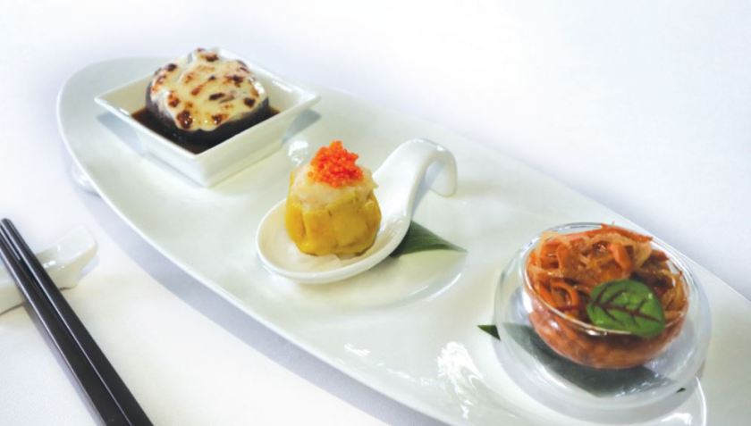 精美三拼之鹌鹑蛋香菇烧卖、酸辣螺头羊肚耳丝及焗鲜冬菇酿蟹肉