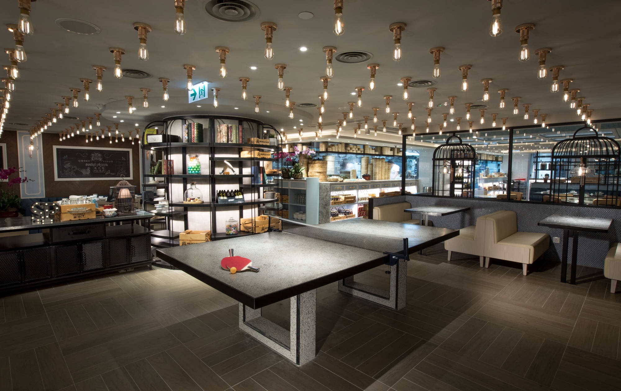 餐馆内附有乒乓桌。