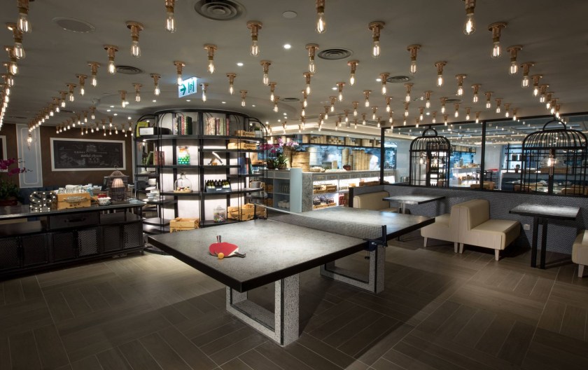 餐馆内附有乒乓桌。