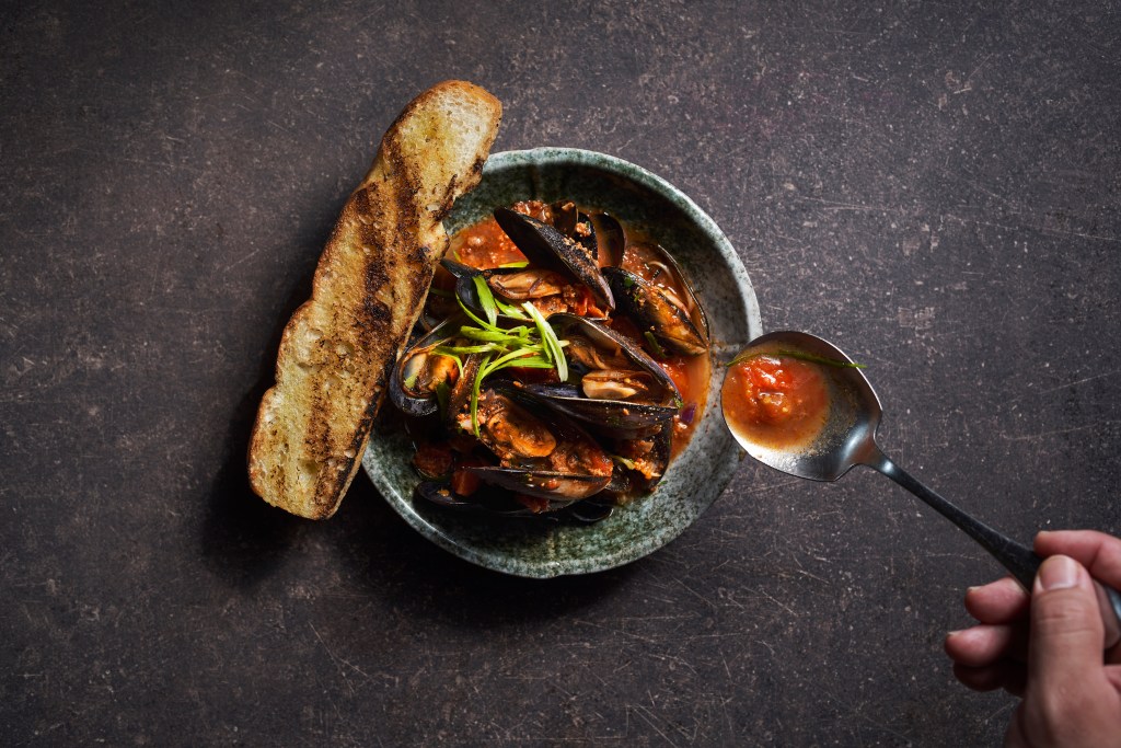 This image has an empty alt attribute; its file name is zuppa-di-cozze-e-nduja.jpg