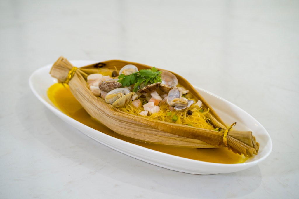 This image has an empty alt attribute; its file name is stewed-rice-vermicelli-with-supreme-stock-in-opeh-leaf-.jpg