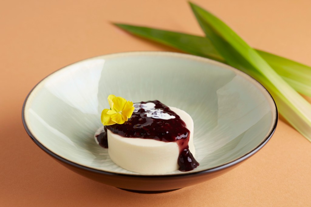 This image has an empty alt attribute; its file name is black-glutinous-panna-cotta.jpg