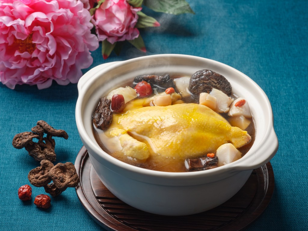 This image has an empty alt attribute; its file name is double-boiled-french-spring-chicken-soup-with-black-tigers-paw-mushroom-and-conpoy.jpg