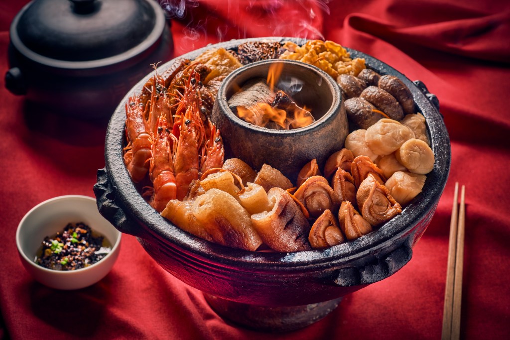 This image has an empty alt attribute; its file name is yunnans-prosperity-treasure-hot-pot.jpg